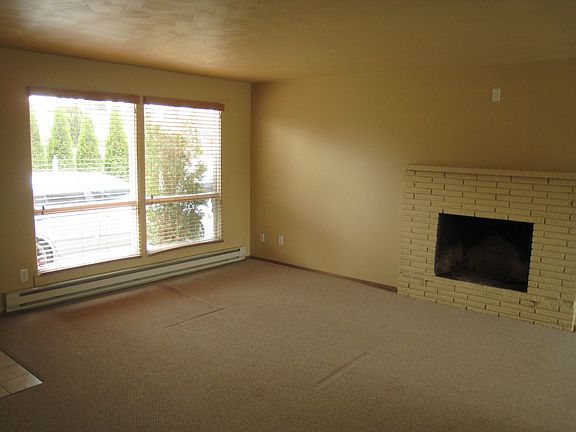 Living room w/fireplace