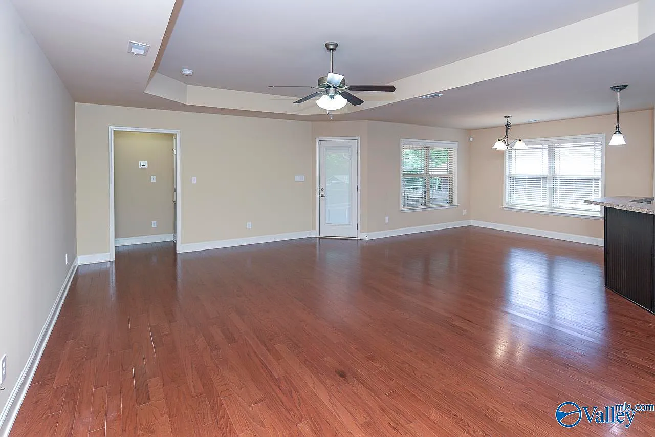 4 bed, 2.0 bath, 2271 sqft, $2,258 — Photo 2