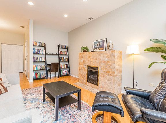 4th image of 924 E Hyde Park Blvd Unit 3W
