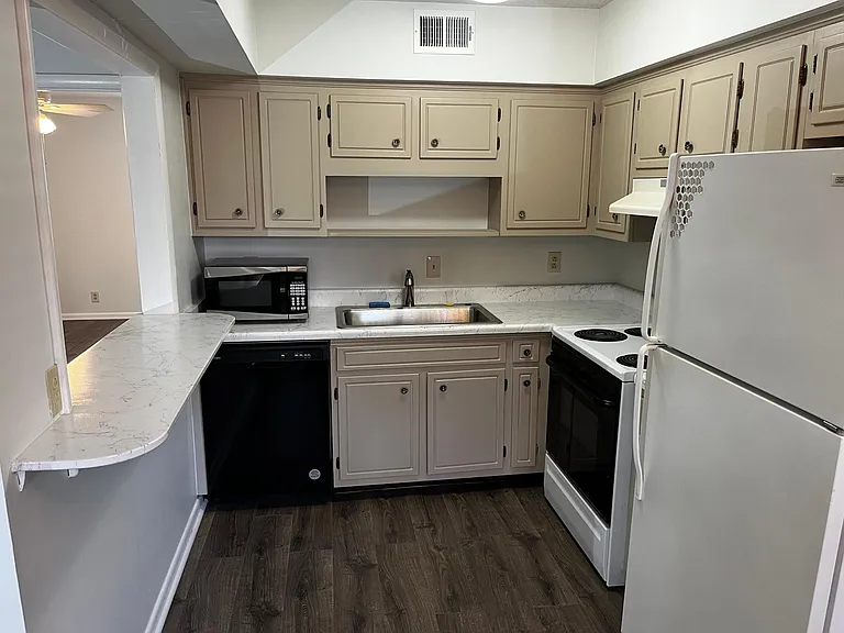 2124 Fairfax Ave #107 — Photo 3
