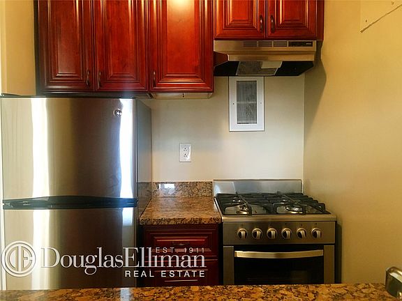 4th image of 30 Greenwich Ave APT 2B