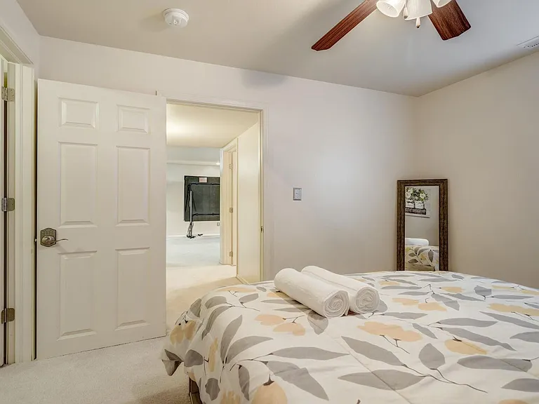 Queen Bed-Basement Bedroom