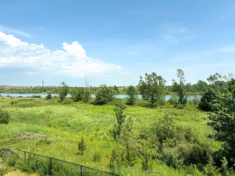 66 Aviron Cres — Photo 14