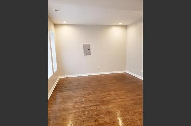 6245 S Greenwood Ave #3 — Photo 2