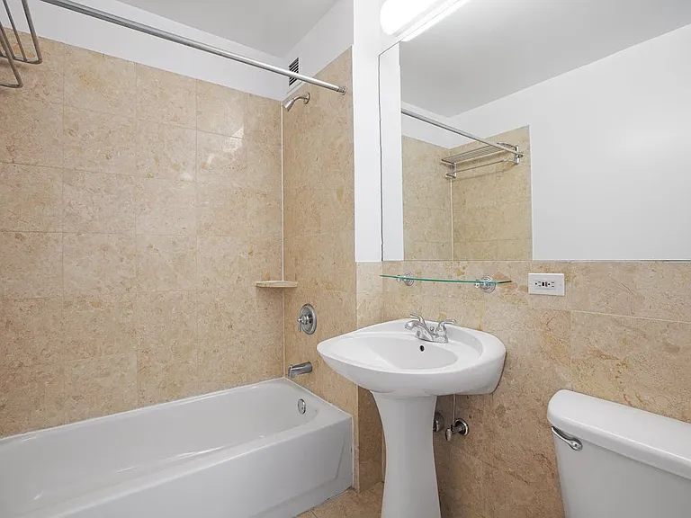 360 W 43rd St #S18F — Photo 4