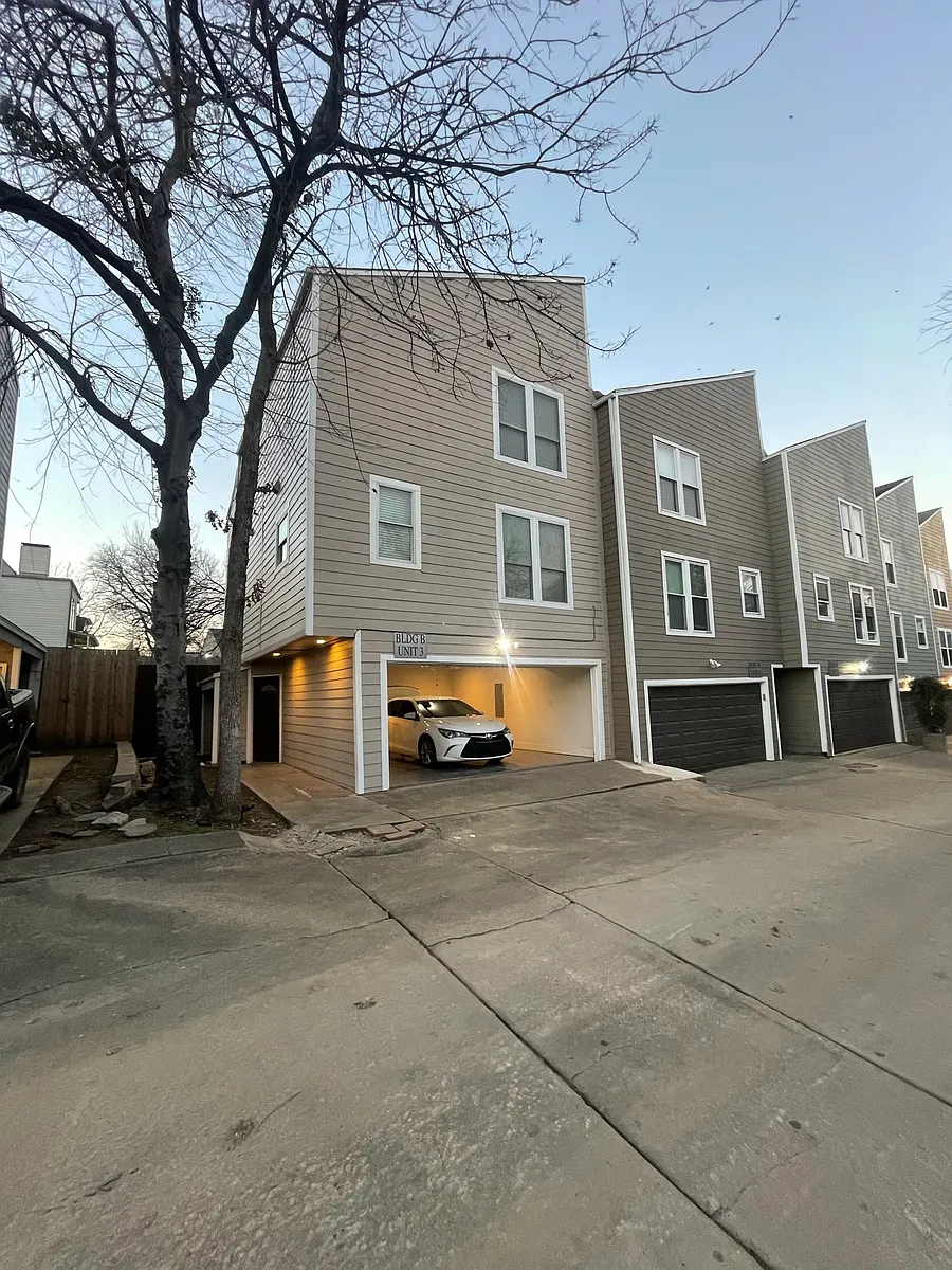 Building Photo - 5815 Phoenix Dr #3
