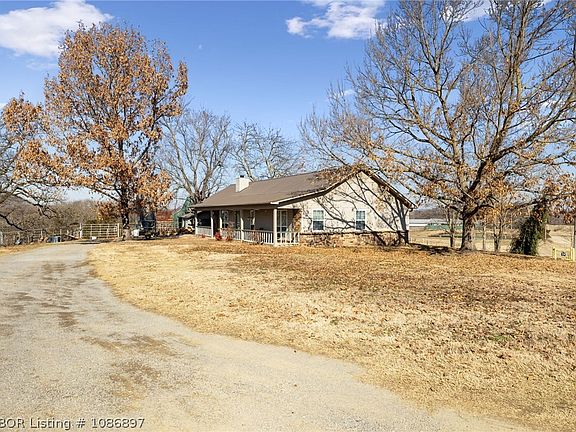 4th image of 647 N Sixhalf Mile Rd