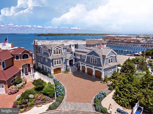 9 W 51st St, Brant Beach, NJ 08008