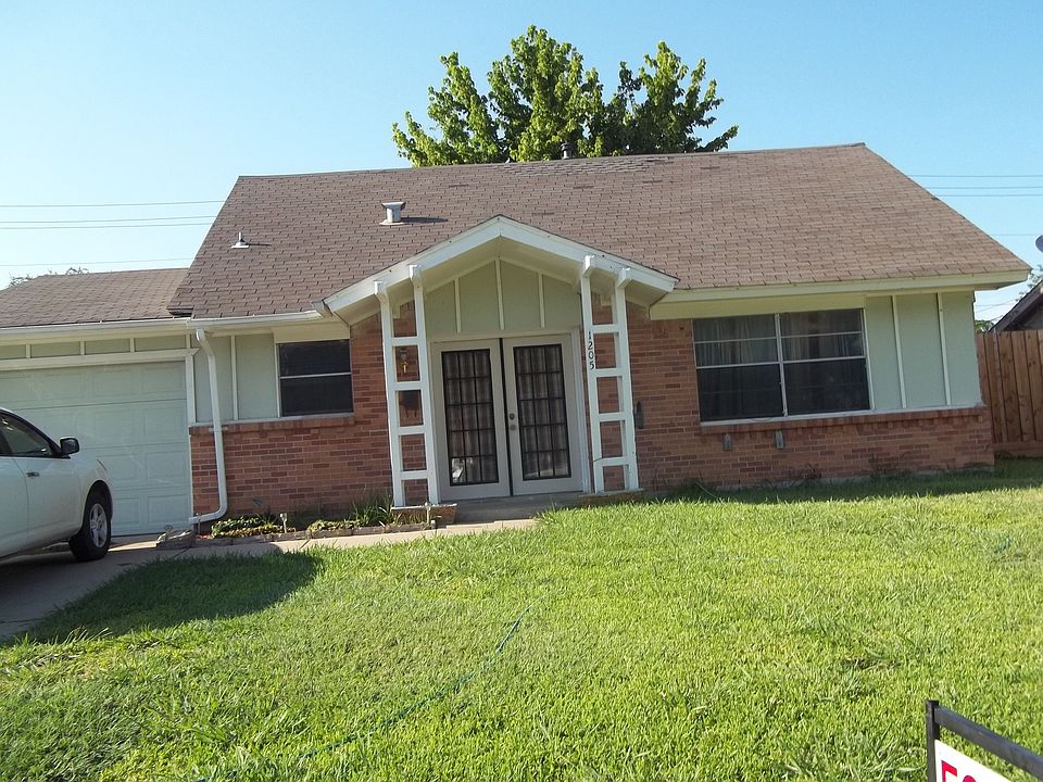 Beautiful 2 story home in a mature neighborhood
