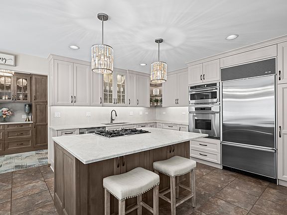 4th image of 215 E Ryan Ct