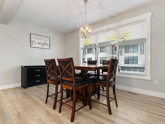 5th image of 386 Pine Ave #7