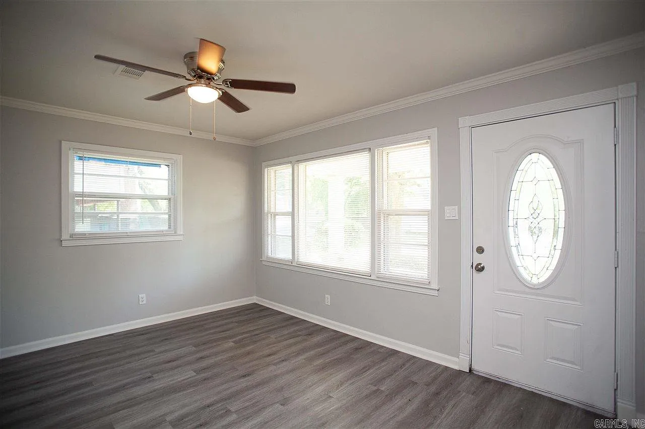 3 bed, 1.0 bath, 1104 sqft, $1,075 — Photo 2