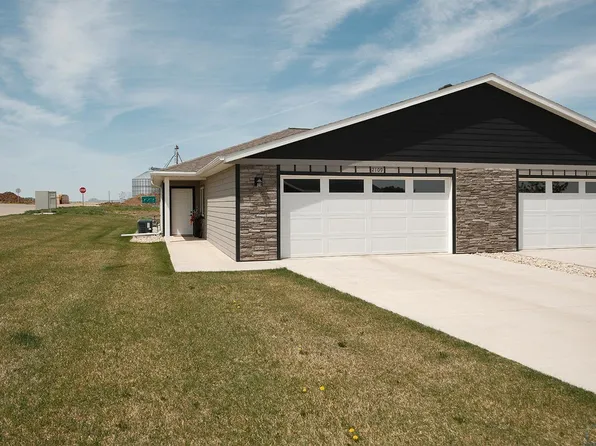 2109 N Walnut St, Hull, IA 51239