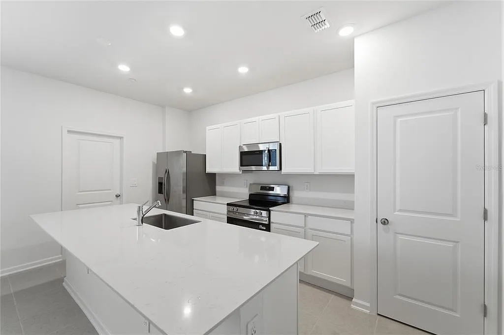 4 bed, 2.5 bath, 2000 sqft, $2,600 — Photo 4
