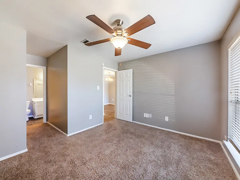 Spring Hill Village Apartments — Photo 25