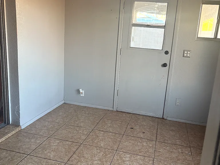 3135 W Pershing Ave — Photo 8