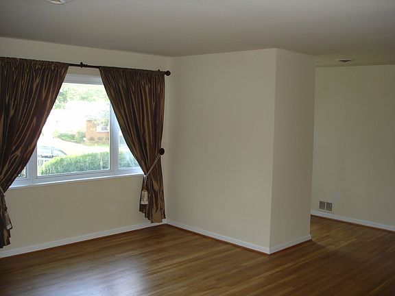 4th image of 6107 Houston Ct