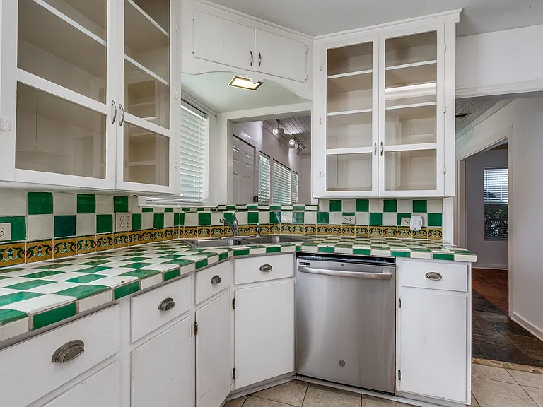 206 Chevy Chase Dr — Photo 11