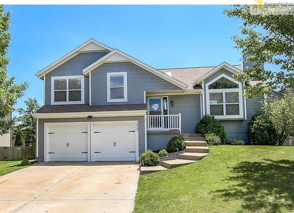 Great curb appeal in beautiful neighborhood!