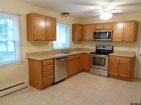4th image of 8 Deerwood Dr