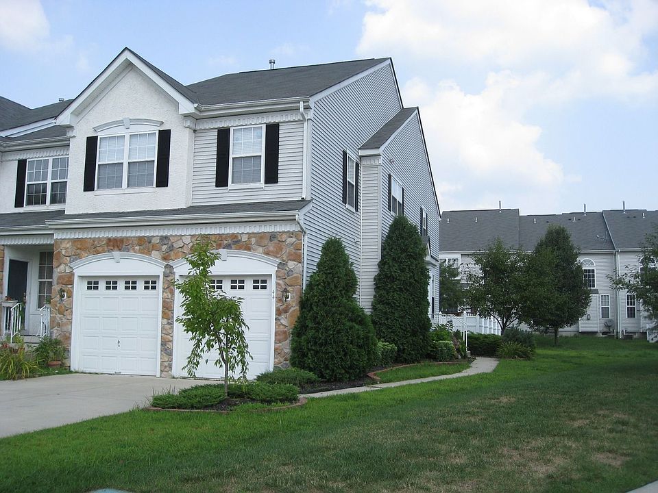 End unit 3 br,3.5 b in Tanglewood, 2 car gar