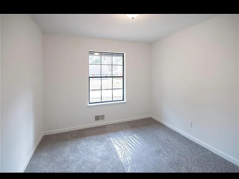 960 Park Forest Dr — Photo 1