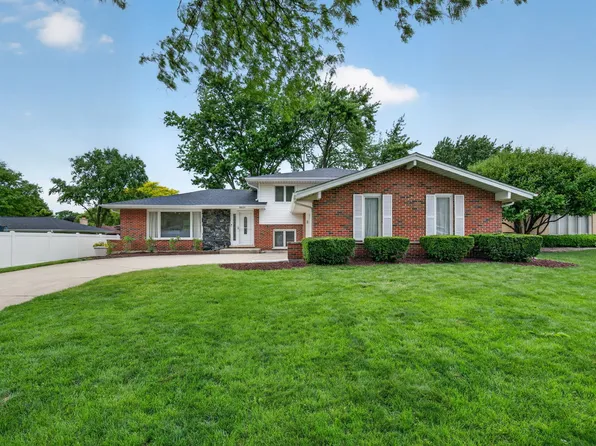 8632 Clifford Dr, Darien, IL 60561