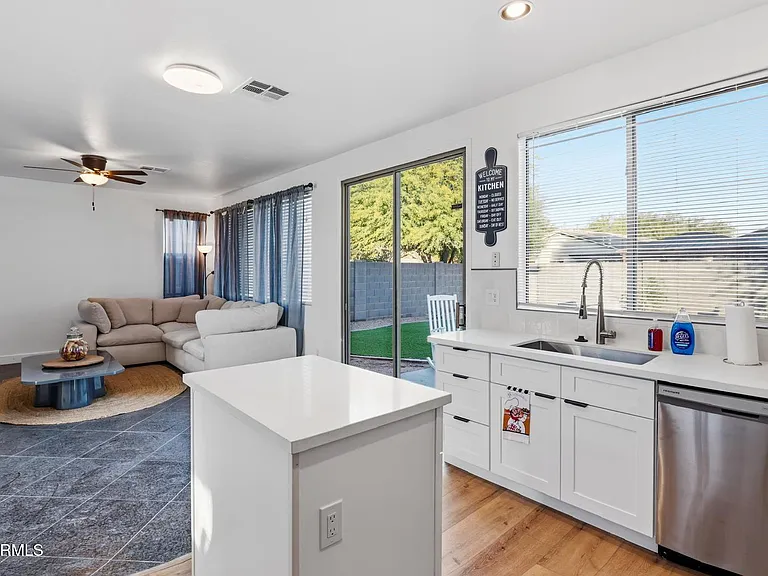 220 W Beechnut Pl — Photo 17