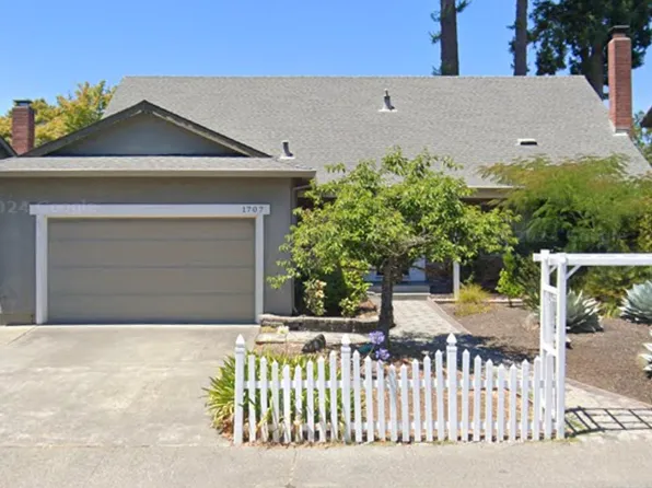 1707 Capistrano Dr, Petaluma, CA 94954