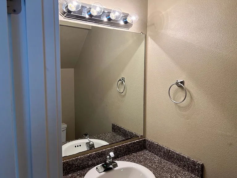 410 SW Fall St — Photo 21