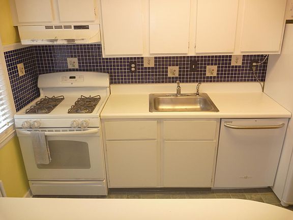 Kitchen (has been repainted)