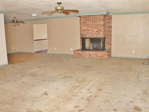 2nd image of 920 S Oleander St
