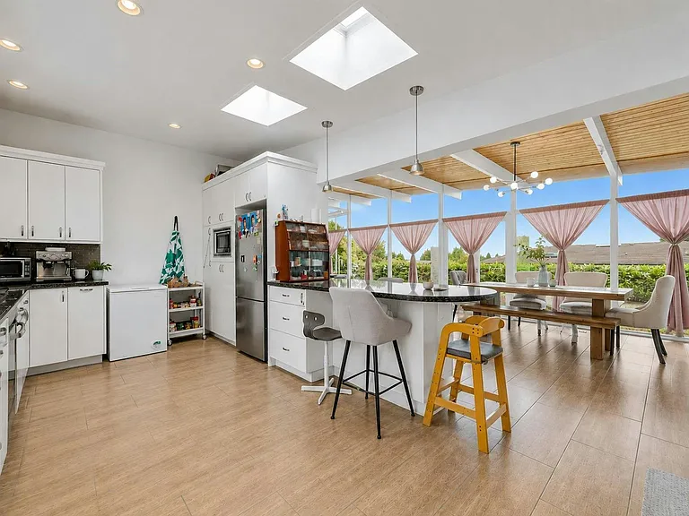 1066 Palmerston Ave — Photo 9