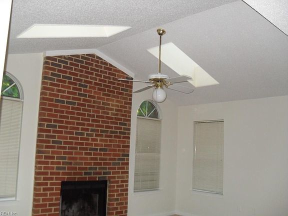 3rd image of 432 Lees Mill Dr