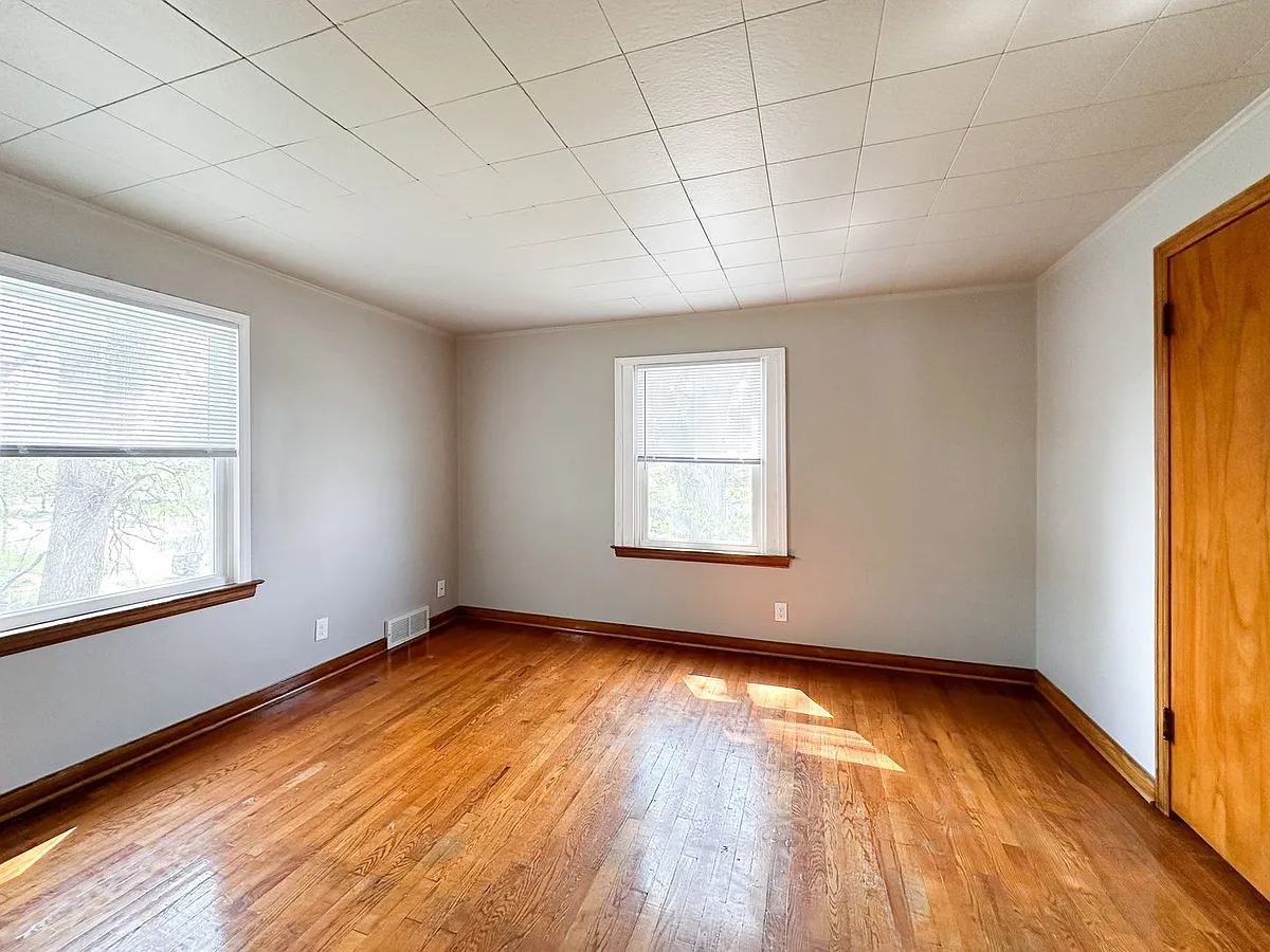Building Photo - 610 Maple Street