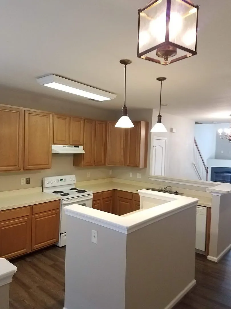 Spacious 3 bedroom Townhouse w/garage in Suffolk — Photo 3