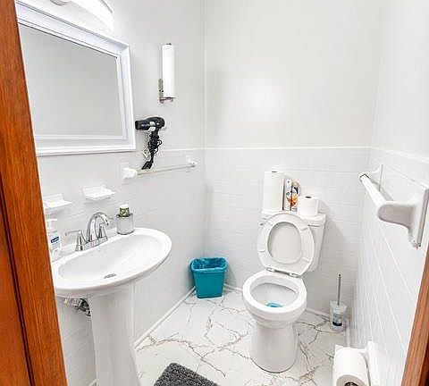 5th image of 223 Thomas St