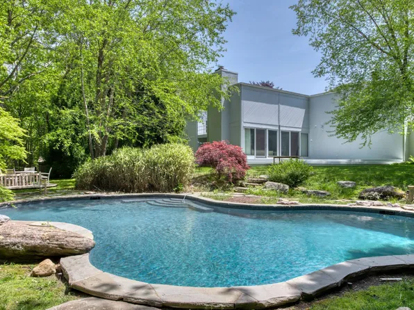 21 Edison Dr, Montauk, NY 11954