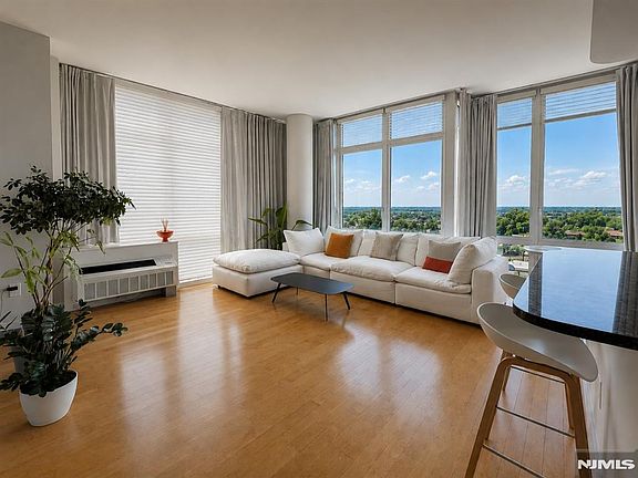 3rd image of 800 12th St APT 909