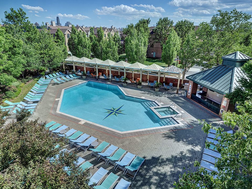 Explore our expansive indoor and outdoor amenity space