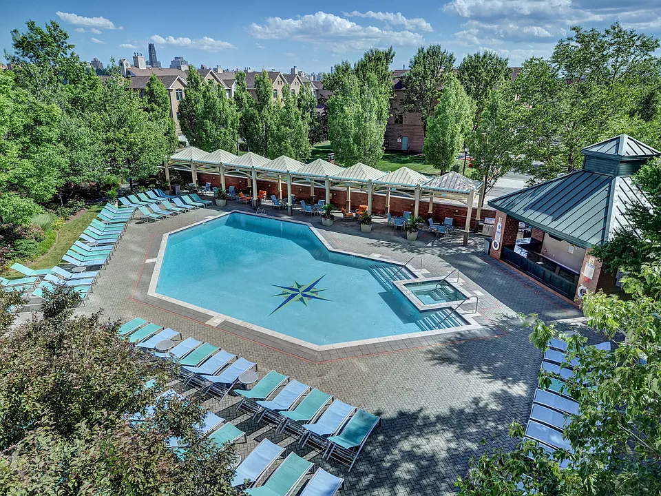 Explore our expansive indoor and outdoor amenity space
