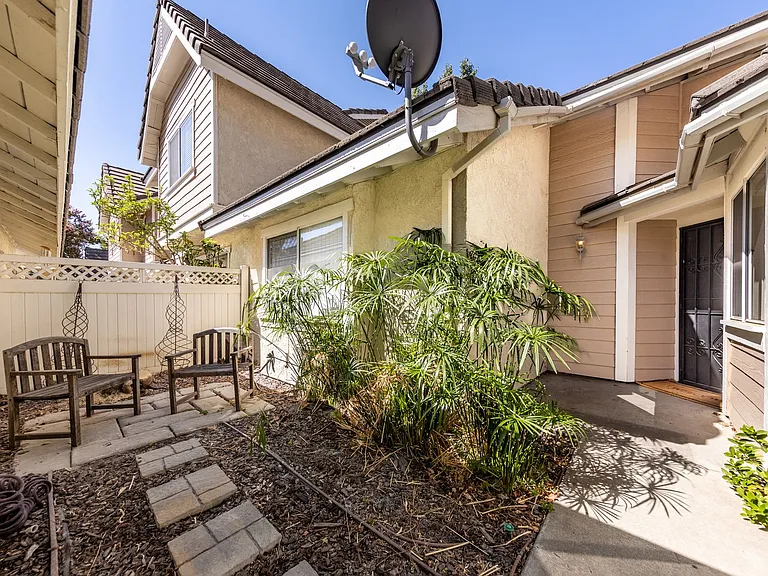 25698 Huron St — Photo 5