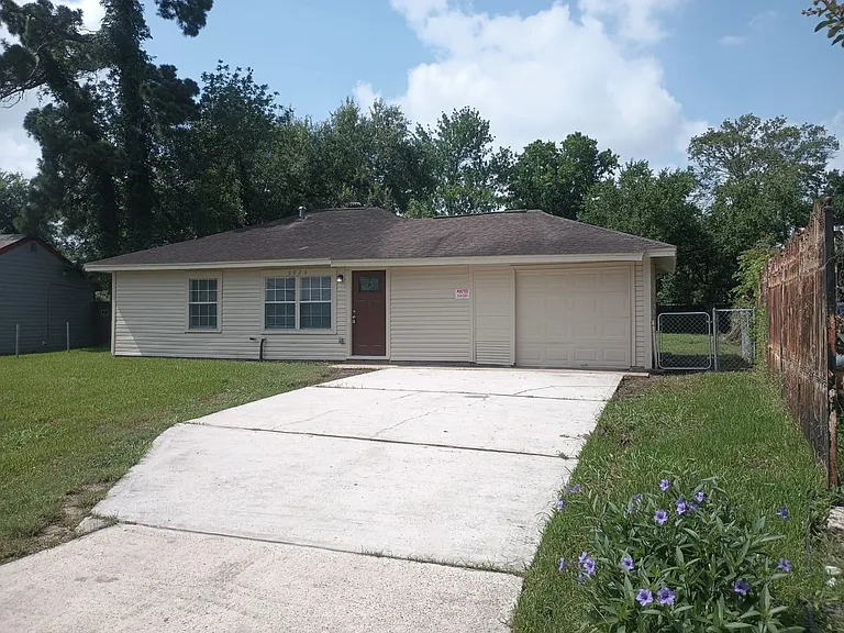 9026 Lake Forest Blvd — Photo 1
