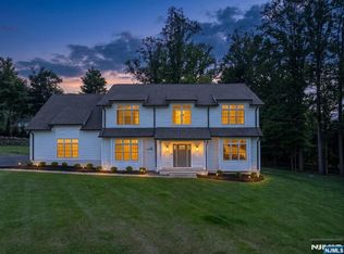 28 Drake Ln, Upper Saddle River, NJ 07458