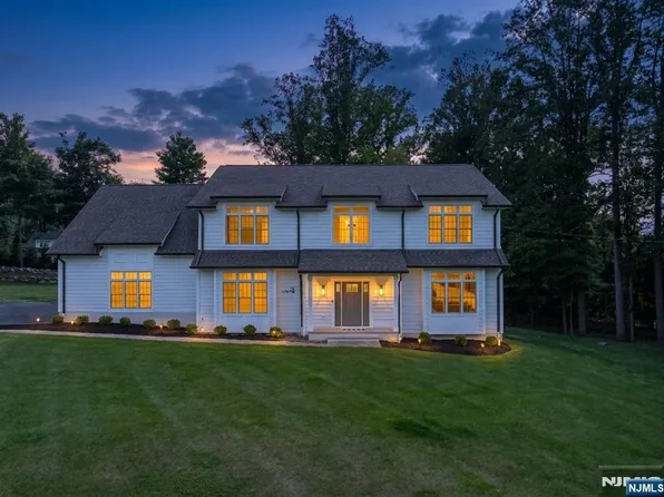 28 Drake Ln, Upper Saddle River, NJ 07458