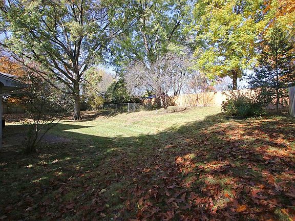 3rd image of 414 Camelot Dr