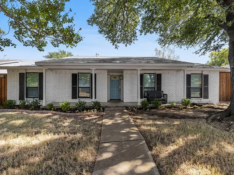 2814 Lindbergh Dr — Photo 1
