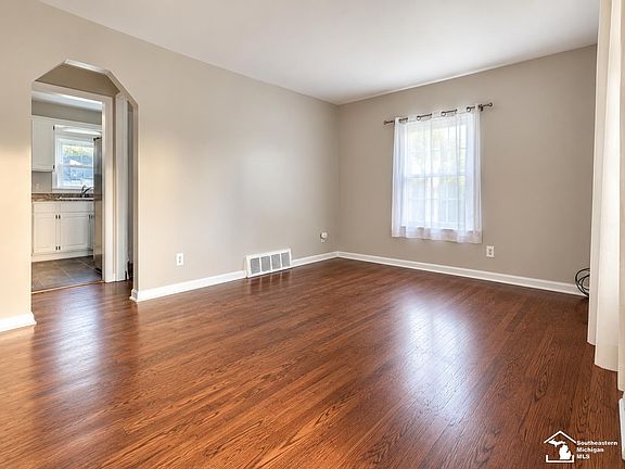 4th image of 13835 Helen St