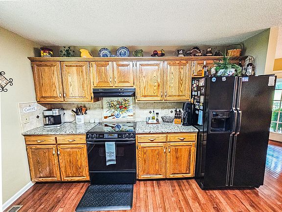 4th image of 143 Longwood Dr