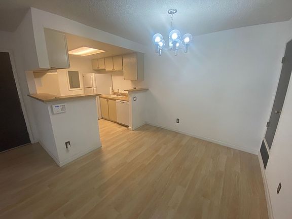 5th image of 940 S Walden Way Unit 101